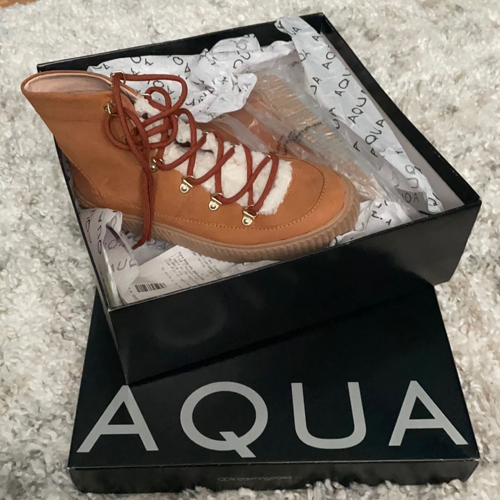 Aqua boots NWT